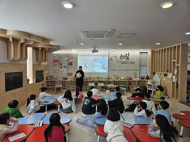 도서관에서 함께 해봄 프로그램 진행 모습. 문화원 제공