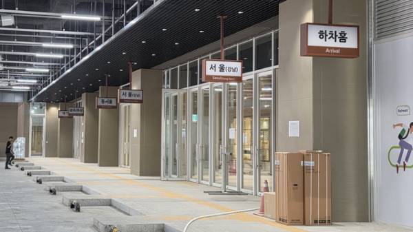 20일 본격적인 운영을 앞두고 있는 청주고속버스터미널 승·하차장이 19일 마무리 작업을 하고 있다. /남연우기자