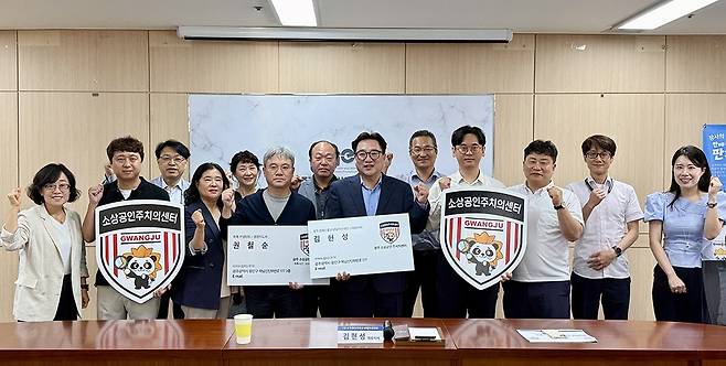 광주 소상공인 주치의센터 컨설턴트 간담회 참석자들이 명함 전달식 후 기념사진을 촬영하고 있다. <광주경제일자리재단 제공>