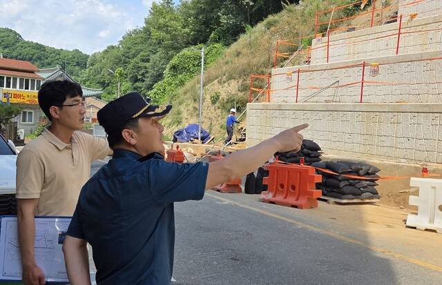 김현익 군산경찰서장이 재해복구 현장을 찾아 피해 예방 및 점검 활동을 하고 있다./사진제공=군산경찰