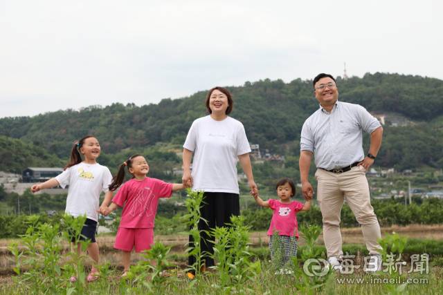 다섯 식구가 사는 집 밖에는 산과 들이 정원처럼 펼쳐져 있다. 정운철 기자 woon@imaeil.com