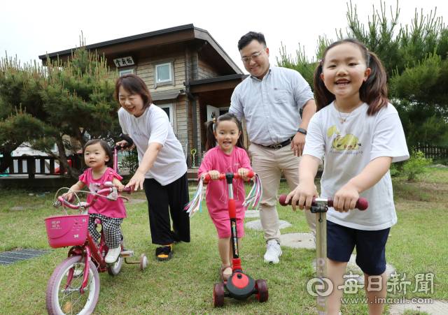 다섯 식구를 품은 집 마당에서 김종명·배정란 씨 부부와 첫째 소민, 둘째 보민, 셋째 로아가 즐거운 한때를 보내고 있다. 정운철 기자 woon@imaeil.com