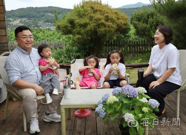 김종명·배정란 씨 부부와 첫째 소민, 둘째 보민, 셋째 로아 등 다섯 식구가 집 마당에서 음료를 마시며 휴식을 취하고 있다. 정운철 기자 woon@imaeil.com