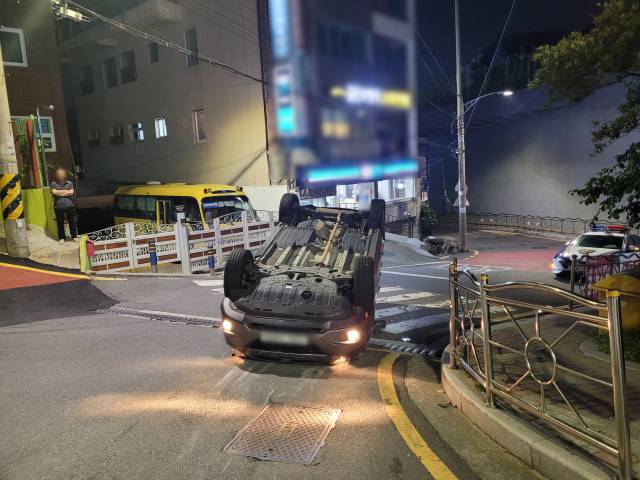지난 18일 오후 9시 15분께 부산 사하구 장림동의 한 오르막 도로에서 차량이 전복되는 사고가 발생했다. 부산 사하경찰서 제공
