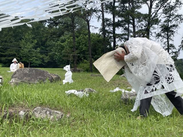 19일 거창 민간인 학살 사건 희생자를 위한 ‘넋전아리랑’ 공연을 시작으로 ‘아시아1인극제·거창 2025’가 개막했다. 거창군 제공