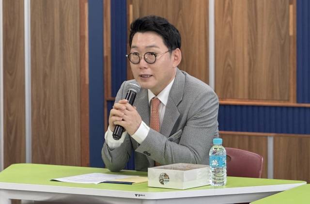 장목예술중학교 박상욱 교장이 인사말을 하고 있다. 장목예술중학교 제공