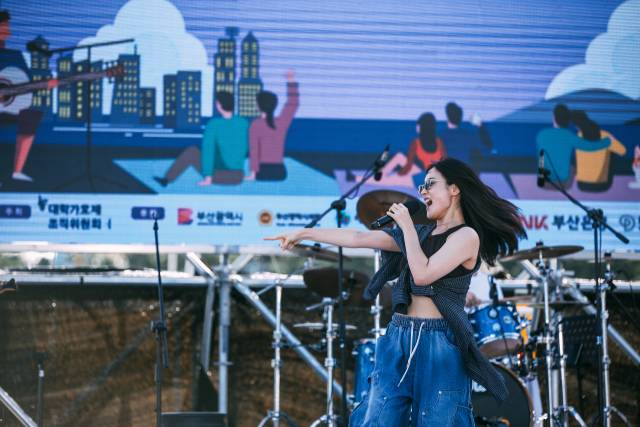 지난해 여름 해운대해수욕장에서 열린 ‘해운대 대학가요제’ 무대 공연 모습. 해운대 페스타는 올해 처음 막을 연다. 해운대 대학가요제 조직위원회 제공