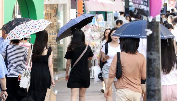 폭염이 연일 지속된 지난해 대구 동성로를 찾은 시민들이 양산을 받쳐 들고 더위를 피하고 있다. 이날 낮 최고기온은 36.3도를 기록했다. 경북일보DB