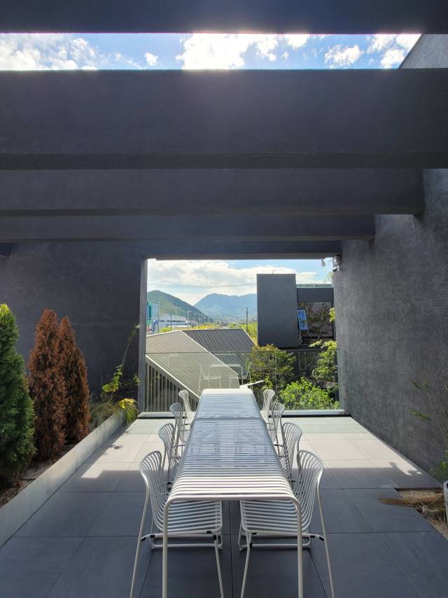 ‘SQUARE Factory(스퀘어 팩토리)’ 중층 외부 휴게공간.