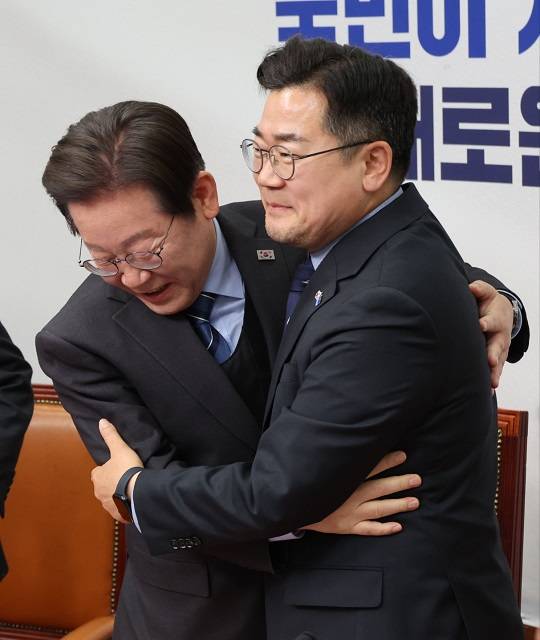 지난 4월 9일 이재명 당시 더불어민주당 대표가 국회에서 열린 최고위원회의에서 당대표 사퇴 의사를 밝힌 뒤 박찬대 당시 원내대표와 포옹하고 있다. 박 의원은 이 대통령이 당대표시절 원내대표로 호흡을 맞췄다. (출처 = 뉴시스)