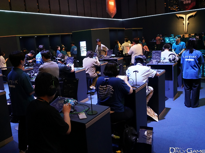 시연 공간에서 참가자들이 게임을 플레이하고 있다.