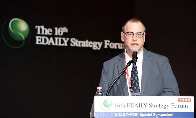 스티븐 마틴 어반 인스티튜트 노동·인간서비스·인구센터선임연구원이 19일 서울 중구 신라호텔에서 열린 제16회 이데일리 전략포럼에서 발표하고 있다. (사진=이데일리 방인권 기자)