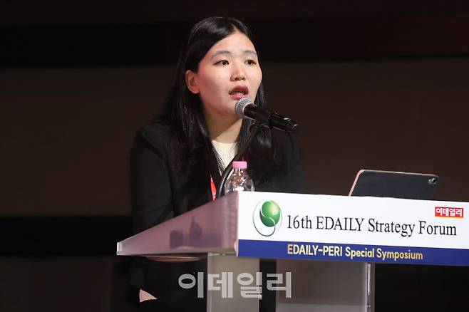 청년 정책그룹 ‘새삼’ 정혜림 공동대표가 19일 서울 중구 신라호텔에서 열린 제16회 이데일리 전략포럼 특별세션에서 ‘육아포비아-우리는 왜 부모가 되기를 두려워하나’를 주제로 발표하고 있다. (사진=이데일리 이영훈 기자)