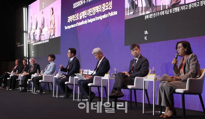 19일 서울 중구 서울신라호텔에서 ‘뒤집힌 인구 피라미드...축의 전환, 길을 찾다’를 주제로 제16회 이데일리 전략포럼이 개최됐다. 방하남(왼쭉부터) 전 고용노동부 장관, 신시아 밀러 MDRC 선임 연구원, 제임스 리치오 MDRC 수석 연구원, 송헌재 서울시립대 경제학부 교수, 박윤수 숙명여대 경제학부 교수, 허재준 한국노동연구원장, 최슬기 한국개발연구원(KDI) 국제정책대학원 교수, 김현숙 전 여성가족부 장관이 ‘과학적으로 설계된 이민정책의 중요성’을 주제로 토론하고 있다. (사진=노진환 기자)