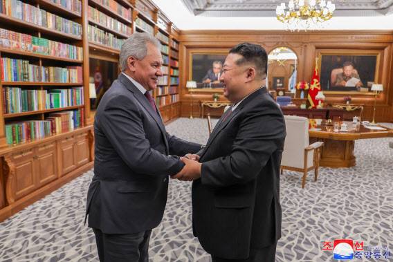 북한을 방문한 쇼이구 러시아 안전이사회 서기장이 지난 4일 김정은 국무위원장과 악수를 나누고 있다.(사진=연합뉴스)