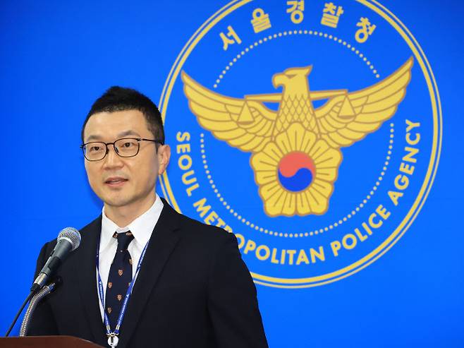 신재호 서울경찰청 형사기동5팀장이 19일 서울 마포구 광역수사단에서 ‘먹튀 도박 사이트’ 수백 개를 개설해 피해자 334명으로부터 40억여 원을 편취한 피의자 19명을 검거하고 브리핑하고 있다.  (사진=연합뉴스)