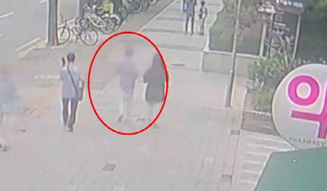 서울 강동구의 한 한의원에서 흉기난동을 벌이고 도주 중인 A씨. (사진=MBN 보도 캡처)