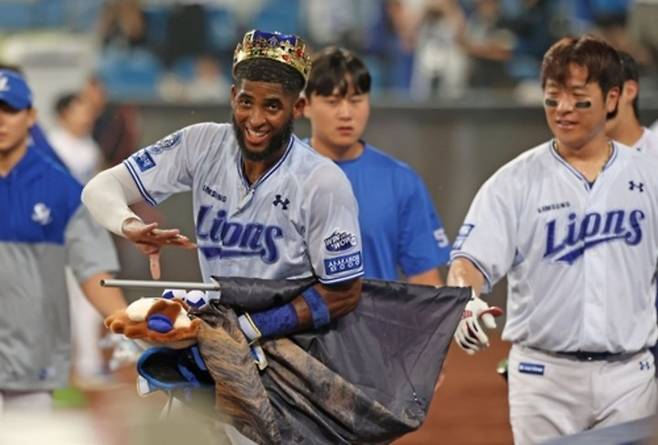 18일 경기에서 홈런을 치고 세레모니 중인 디아즈