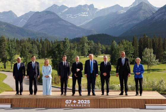 16일(현지시간) 캐나다 알버타주 카나나스키스에서 열린 G7 정상회의에 참석한 안토니오 코스타(왼쪽부터) 유럽연합 이사회 의장, 이시바 시게루 일본 총리, 조르지아 멜로니 이탈리아 총리, 에마뉘엘 마크롱 프랑스 대통령, 마크 카니 캐나다 대통령, 도널드 트럼프 미국 대통령, 키어 스타머 영국 총리, 프리드리히 메르츠 독일 총리, 우르줄라 폰데어라이엔 유럽연합 집행위원장이 기념사진을 촬영하고 있다. 〈출처 : 연합뉴스, UPI〉