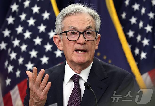제롬 파월 연방준비제도이사회 의장이18일(현지시간) 워싱턴 DC에서 열린 연방공개시장위원회 회의 후 기자 회견을 하고 있다. 도널드 트럼프 대통령의 금리 인하 요구에도 불구하고 파월 의장은 기준금리를 4.25%~4.5% 범위에서 동결한다고 발표했다.ⓒ AFP=뉴스1