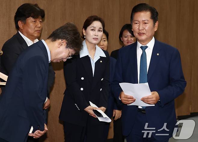 정청래 더불어민주당 의원이 15일 오후 서울 여의도 국회 소통관에서 당대표 출마 선언 기자회견을 마치고 나서고 있다. 왼쪽은 장경태 의원. 2025.6.15/뉴스1 ⓒ News1 김민지 기자