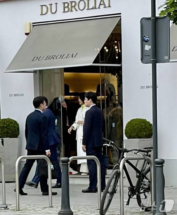 리투아니아 매체 '주모네스'는 2023년 7월 12일(현지 시각) 김건희 여사가 리투아니아 수도 빌뉴스의 명품샵 '두 브롤리아이(Du Broliai)'를 방문했다고 보도했다. (주모네스 홈페이지 갈무리) ⓒ 뉴스1