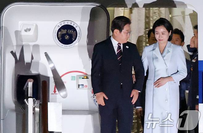 이재명 대통령과 부인 김혜경 여사가 19일 새벽 캐나다에서 열린 주요7개국(G7) 정상회의 참석을 마치고 경기도 성남 서울공항을 통해 귀국하고 있다. 2025.6.19/뉴스1 ⓒ News1 박세연 기자