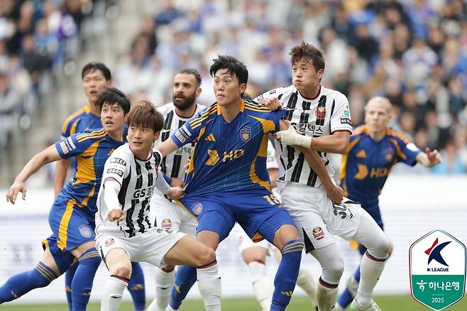 우승 후보로 평가된 울산HD와 FC서울은 아쉬움이 남는 전반기를 보냈다. (한국프로축구연맹 제공)
