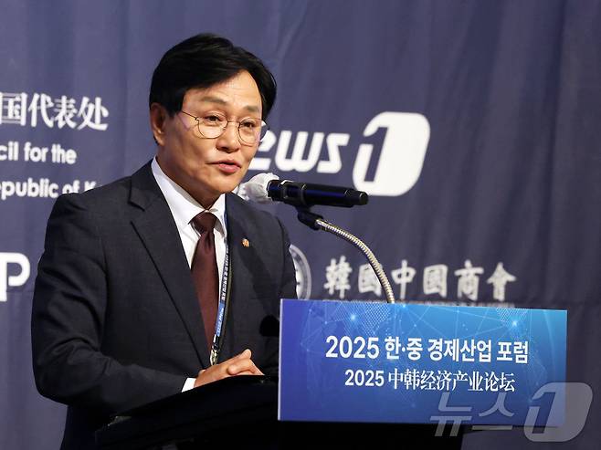 박용철 강화군수가19일 오전 인천시 연수구 쉐라톤그랜드인천호텔에서 열린 '2025 한·중 경제 산업 포럼'에서 축사를 하고 있다. 2025.6.19/뉴스1 ⓒ News1 황기선 기자