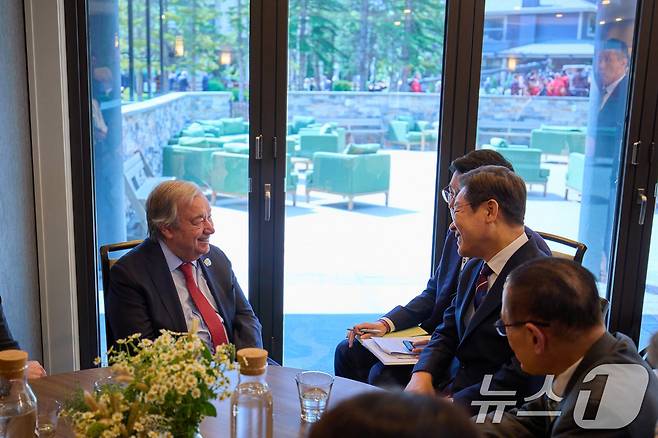 이재명 대통령과 안토니우 구테흐스 UN 사무총장이 17일(현지시간) 캐나다 앨버타주 캐내내스키스 주요 7개국(G7) 정상회의장에서 회담을 하고 있다. (대통령실 제공. 재판매 및 DB 금지) 2025.6.19/뉴스1 ⓒ News1 박지혜 기자