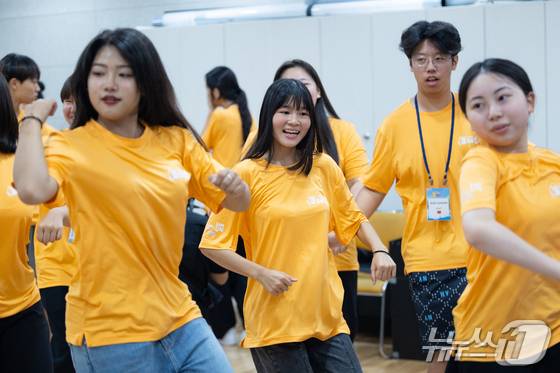 지난해 8월 김해에서 열린 동아시아 청소년 문화제에 참여한 한중일 청소년들이 k-pop 댄스 경연대회를 위해 춤을 연습하고 있다.(김해시 제공. 재판매 및 DB금지)