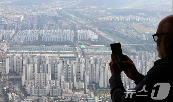 서울 송파구 롯데월드타워 서울스카이에서 아파트 단지가 보이고 있다.뉴스1 ⓒ News1 박정호 기자