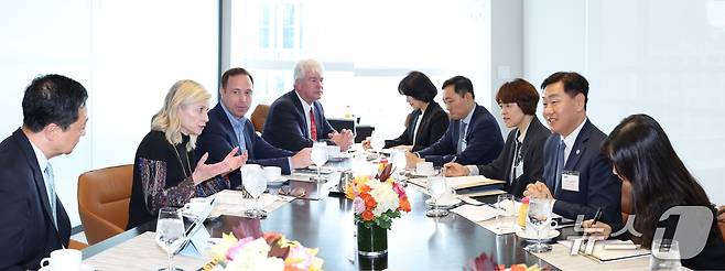 미국을 방문 중인 김관영 도지사 등 전북도 대표단이 뉴욕 맨해튼 소재 미국 최고 은행 BNY 임원진과 협력 방안을 논의하고 있다.(전북도 제공. 재판매 및 DB금지)/뉴스1