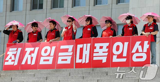 민주노총 서비스연맹 전국돌봄서비스노동조합원들이 18일 서울 여의도 국회 본청 계단에서 최저임금 차별적용 폐지와 대폭 인상을 촉구하며 돌봄노동자 하루멈춤 투쟁 기자회견을 하고 있다. 2025.6.18/뉴스1 ⓒ News1 안은나 기자