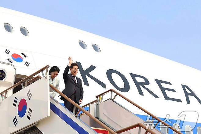 이재명 대통령과 부인 김혜경 여사가 캐나다에서 열리는 주요 7개국(G7) 정상회의 참석을 위해 지난 16일 오후 경기도 성남 서울공항을 통해 출국하고 있다. (이재명 대통령 SNS 캡처. 재판매 및 DB 금지) 2025.6.18/뉴스1