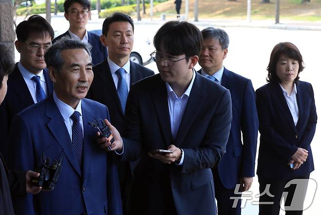 윤석열 전 대통령의 부인 김건희 여사 의혹 관련 사건을 맡은 민중기 특별검사가 19일 오전 경기도 정부과천청사 내 법무부와 고위공직자범죄수사처 방문을 마친 뒤 취재진의 질문에 답하고 있다. 이날 방문에는 김형근, 문홍주, 박상진, 오정희 특검보가 동행했다. 2025.6.19/뉴스1 ⓒ News1 박정호 기자