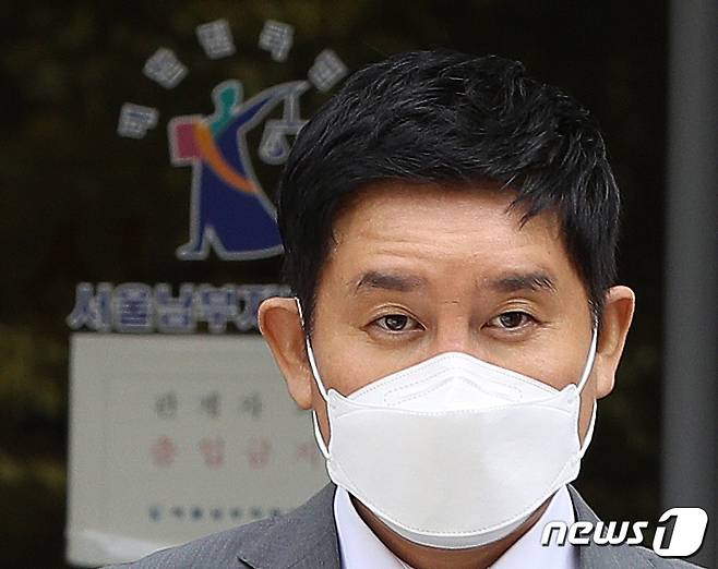 사진은 지난 2022년 9월 20일 서울 양천구 서울남부지방법원에서 열린 구속 전 피의자 심문(영장실질심사)을 마친 뒤 법정을 나서고 있는 김봉현 전 스타모빌리티 회장. (뉴스1 DB) 2022.11.11/뉴스1