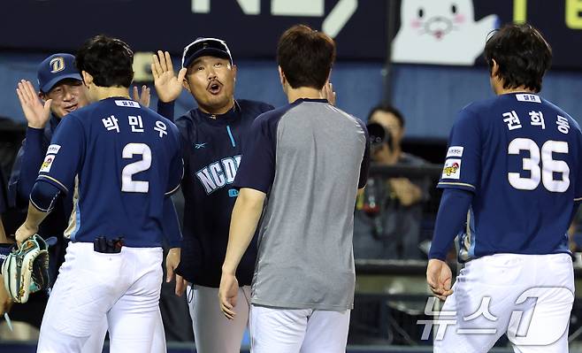 19일 오후 서울 송파구 잠실야구장에서 열린 프로야구 '2025 신한 SOL뱅크 KBO 리그' LG 트윈스와 NC 다이노스의 경기에서 승리한 NC 이호준 감독과 선수들이 하이파이브를 하고 있다. 2025.6.19/뉴스1 ⓒ News1 김명섭 기자
