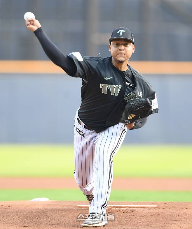 LG 선발투수 에르난데스가 17일 서울 잠실구장에서 열린 2025 KBO리그 NC와 경기에서 역투하고 있다. 잠실 | 최승섭기자 thunder@sportsseoul.com