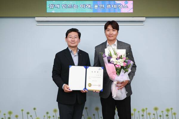 용인시민프로축구단 테크니컬디렉터 임용장 수여하는 이상일 용인특례시장과 이동국. 사진┃용인특례시