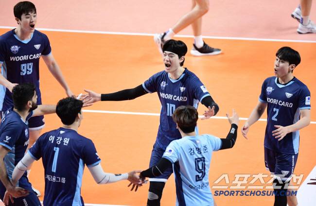 18일 장충체육관에서 열린 배구 V리그 남자부 우리카드와 삼성화재의 경기. 1세트 블로킹 득점 후 동료들과 함께 기뻐하는 우리카드 박준혁. 장충동=송정헌 기자songs@sportschosun.com/2025.01.18/