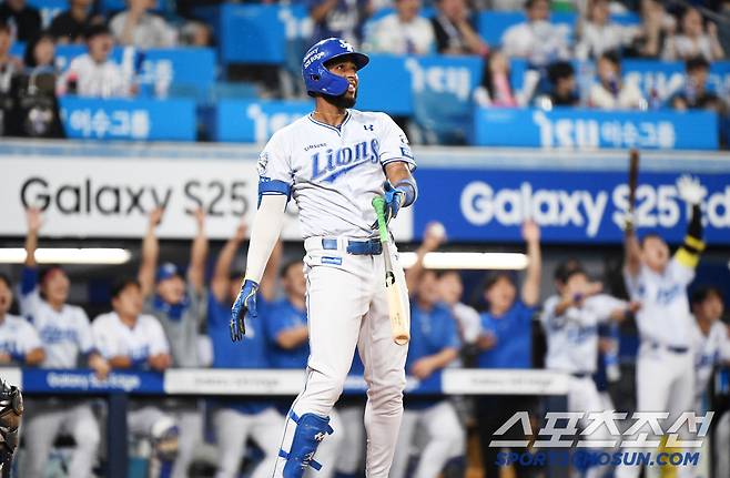 10회말 1사 1, 2루 디아즈가 끝내기 스리런포를 치는 순간 더그아웃에 있던 선수들이 만세를 부르고 있다. 디아즈도 타석에 선 채 타구를 보며 미소짓고 있다.