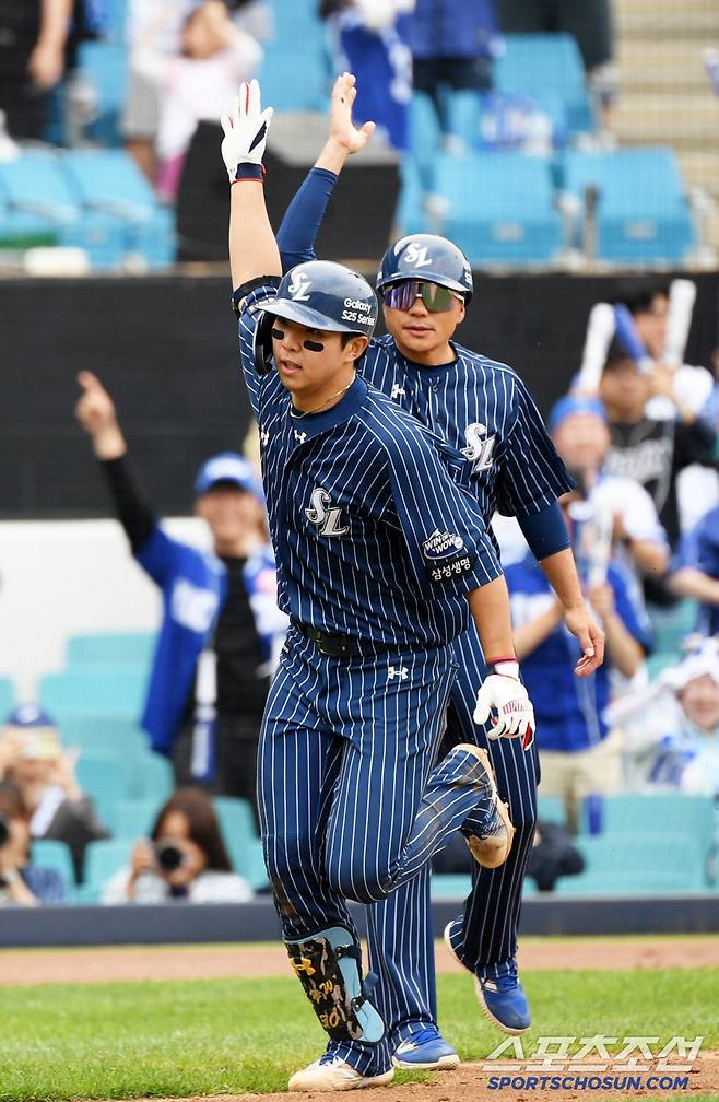 11일 대구 라이온즈파크에서 열린 삼성 라이온즈와 LG 트윈스의 경기. 6회말 무사 2루 삼성 김영웅이 투런포를 날린 뒤 환호하고 있다. 대구=박재만 기자 pjm@sportschosun.com/2025.05.11/