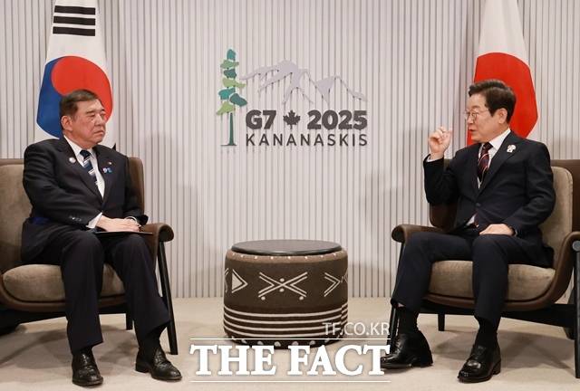 이재명 대통령이 17일(현지 시간) 캐나다 앨버타주 카나나스키스 G7 정상회의장에서 이시바 시게루 일본 총리와 한일 정상회담을 하고 있다. /뉴시스