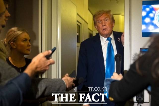 두산에너빌리티가 미국 친원전 정책과 전력 수요 급증에 힘입어 기대감을 키우고 있다. 도널드 트럼프 미국 대통령이 16일 캐나다 캘거리에서 열린 주요 7개국(G7) 정상회담 일정을 단축해 워싱턴으로 조기 귀국하는 대통령 전용기 에어포스원에서 기자들과 이야기를 나누고 있다. /AP.뉴시스