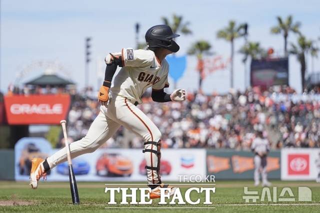 메이저리그 데뷔 후 처음으로 풀 시즌을 뛰고 있는 이정후가 경기를 치를수록 타율이 떨어지고 있다. /뉴시스