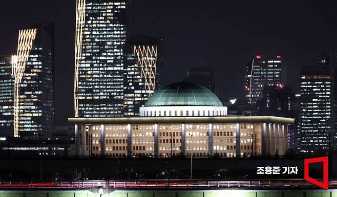 서울 여의도 국회의사당 뒤로 증권, 금융가의 빌딩들이 환하게 불을 밝히고 있다. 조용준 기자