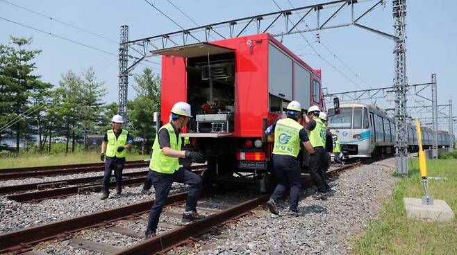 광주교통공사는 지난 18일 평동역에서 12개 유관기관이 참여한 가운데 '2025 재난대응 안전한국훈련'을 진행했다. 광주교통공사 제공