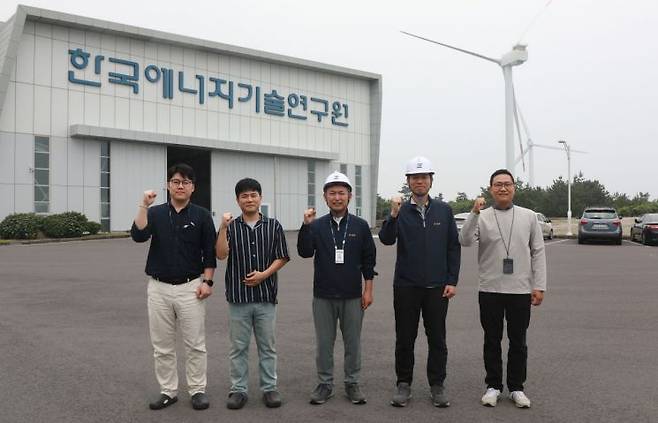 (왼쪽부터) 강태한 학생연구원, 강병호 박사후연구원, 유철 단장, 권대용 선임연구원, 박세명 선임연구원. 한국에너지기술연구원