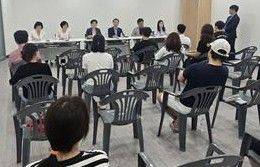 박미정 광주시의회 의원은 지난 18일 동구 선교2차 우방 아이유쉘리포레아파트 입주민지원센터에서 지한초등학교 스쿨버스 도입 관련 주민간담회를 개최했다. 광주시의회 제공